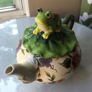 Decorative frog teapot